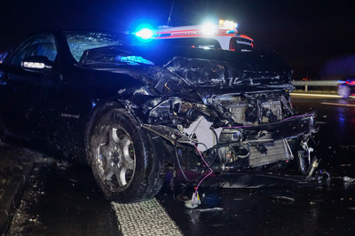 Kirchheim: Zwei Verkehrsunfaelle auf der A8 zur gleichen Zeit auf Grund von starkem Regen und Aquaplaning - eine Person leicht verletzt